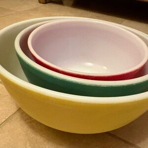 Collectible antique Glass PYREX mixing bowls lot of 3 green, yellow, red